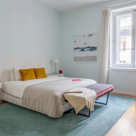 Apartment Plum Guide - Lusiadas